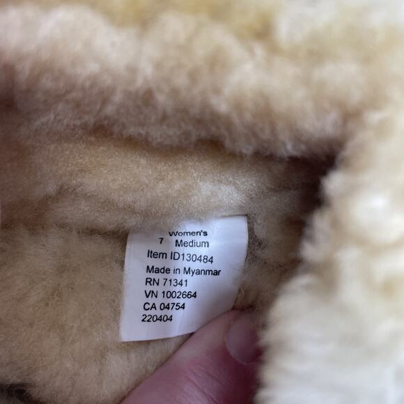 L.L Bean Women 7 M Tan Wicked Good Sheepskin Slippers Moccasins Shoes 130484 EUC - Picture 8 of 12